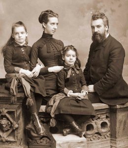 Retrato de Alexander Graham Bell, sua esposa Mabel Gardiner Hubbard e suas filhas Elsie e Marian c.1885rn